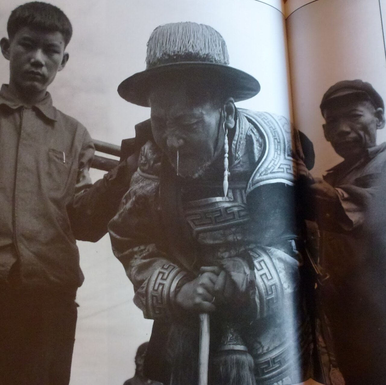 1966 年,西藏官员桑颇·才旺仁增在批斗中被押解示众。