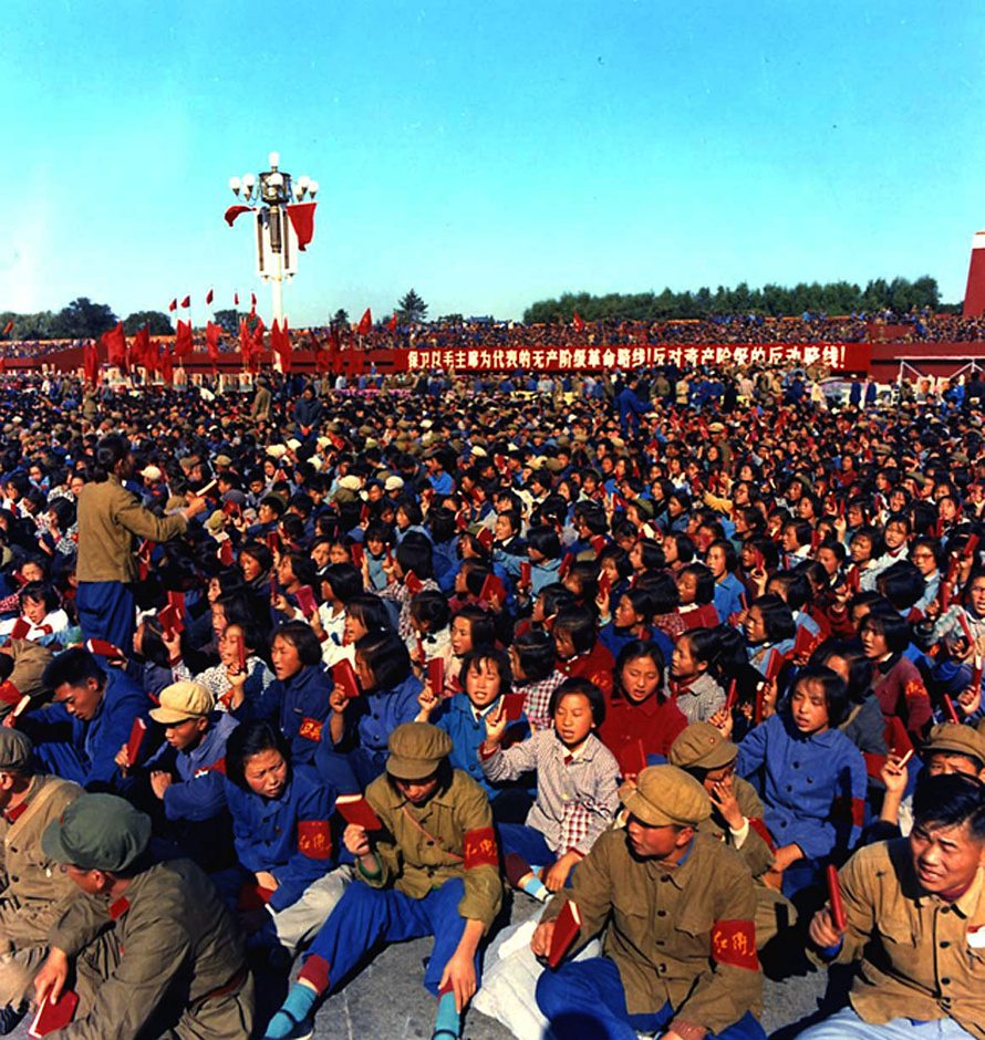 1966 年,天安门广场上集结的红卫兵,人手一册《毛主席语录》。毛泽东八次接见红卫兵,把千万学生推向全国大串联与抄家、批
