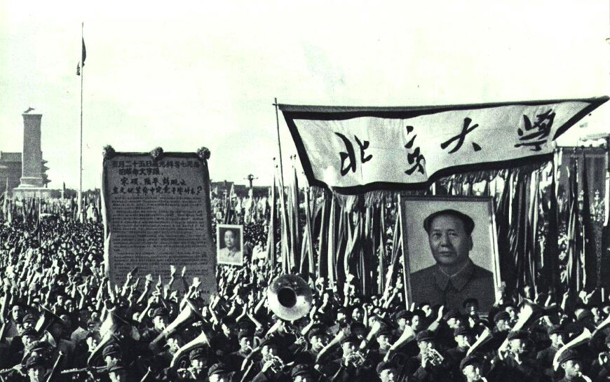 1966 年 9 月,北京大学游行队伍抬着毛泽东巨像通过天安门。文革的「第一张大字报」就出自北大——大学先成了造反的司令