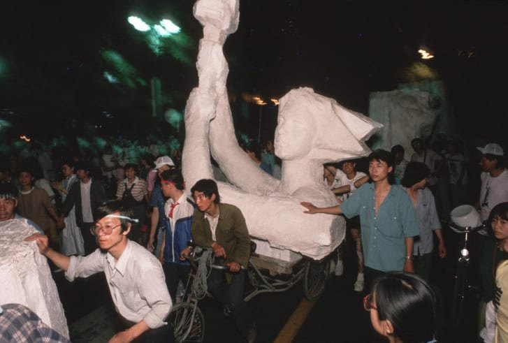 1989 年 5 月 30 日夜,学生连夜将民主女神像运往天安门广场。