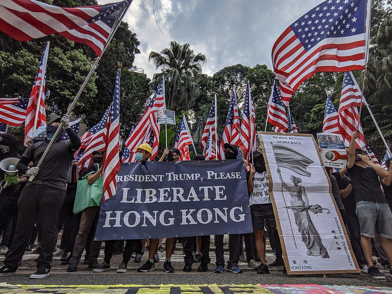 2019 年 9 月 8 日,示威者游行至美国驻港总领事馆请愿,横幅写着「特朗普总统,请解放香港」,一旁是民主女神画像—