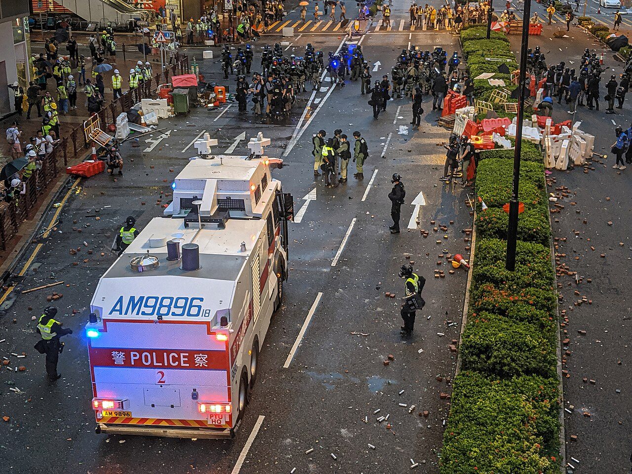 2019 年 8 月 25 日,荃湾:警方水炮车首次出动,街道上满是砖块与催泪弹弹壳。整个运动期间,香港警方共发射约一万