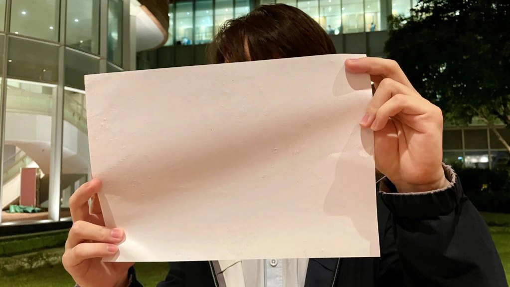 2022 年 11 月,香港大学学生举起白纸,抗议封控政策。