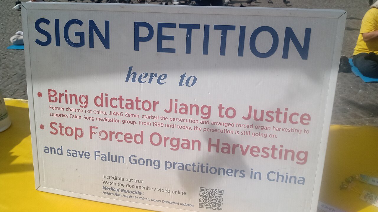 2021 年,荷兰阿姆斯特丹,抗议者征集签名:「制止强摘器官」(Stop Forced Organ Harvesting
