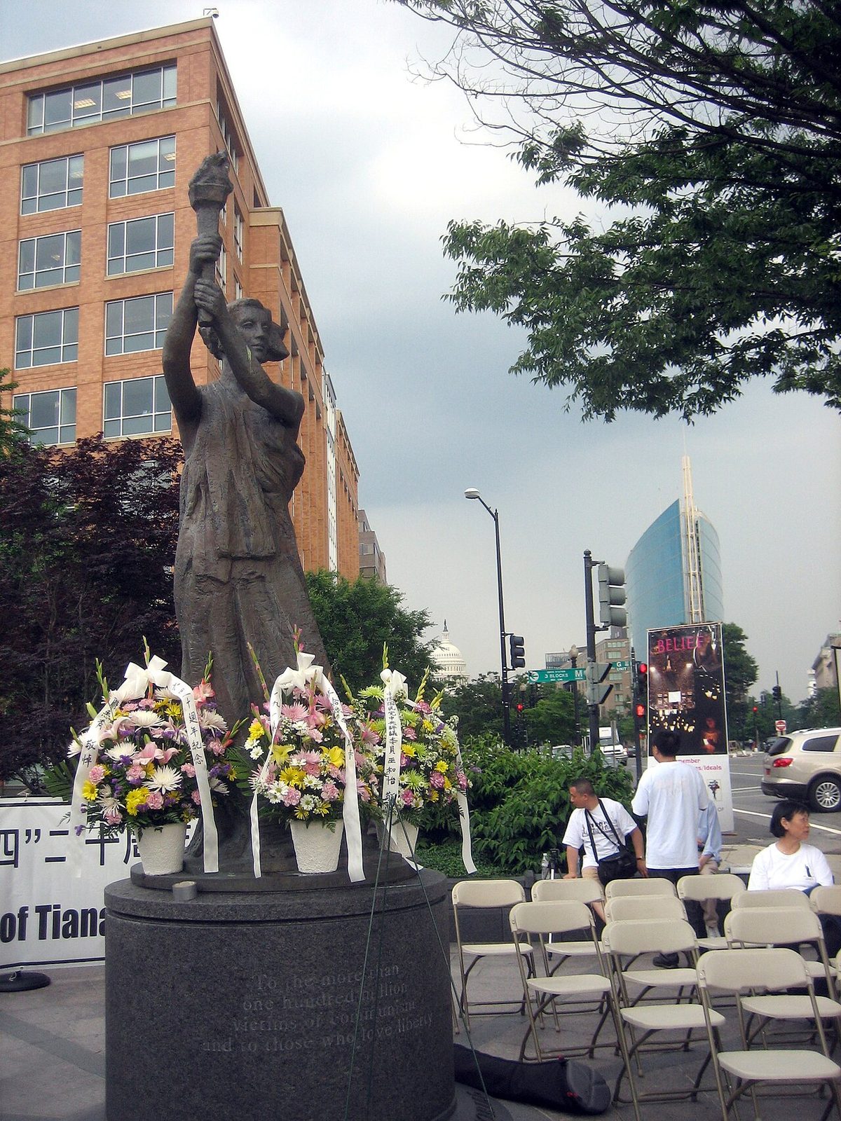 华盛顿,共产主义受难者纪念碑:高举火炬的女神像下摆着六四二十周年的花圈,基座铭文写道:「献给一亿多名共产主义受难者,以及